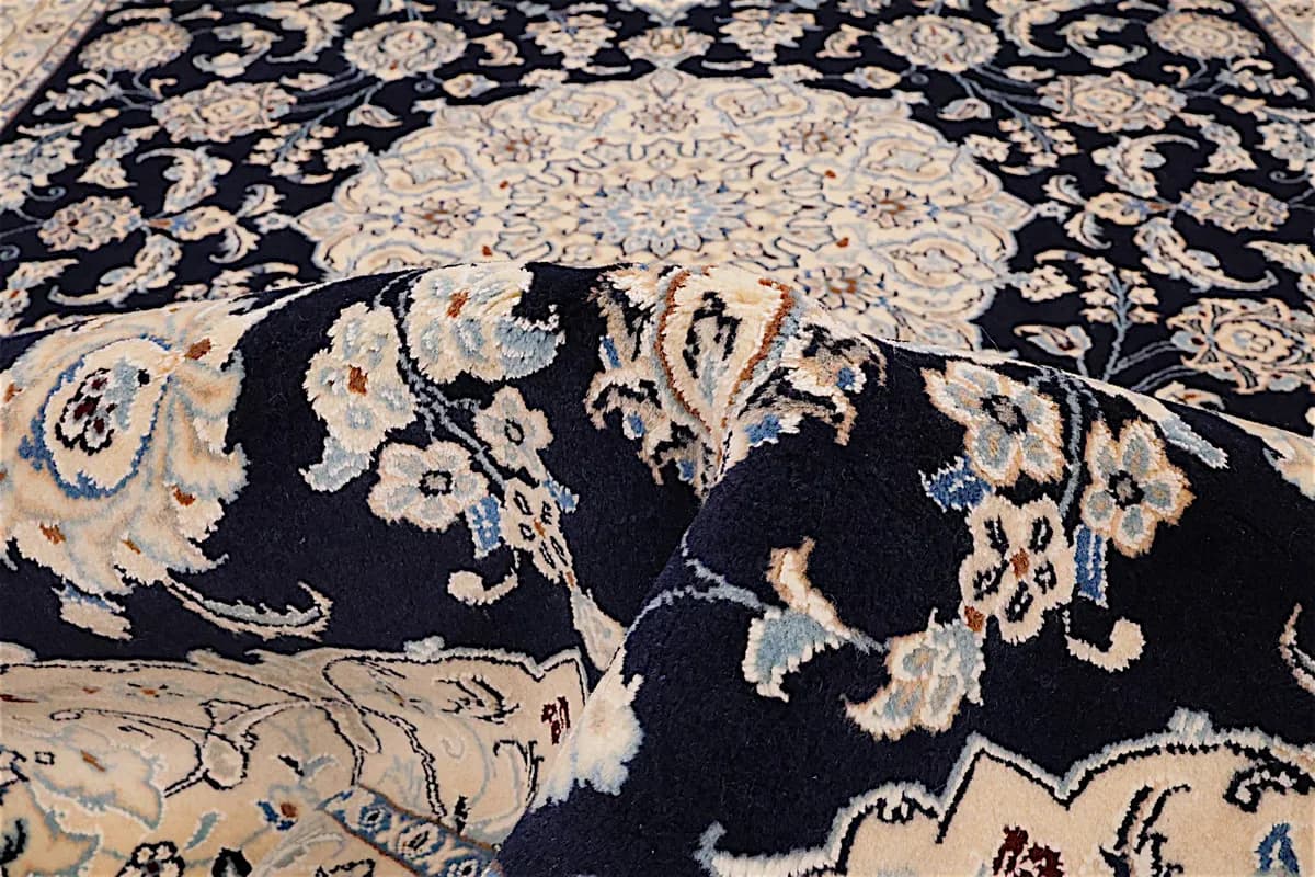 Nain 9La — Nain, 249 × 168 cm — detail | RUGSOCIETE