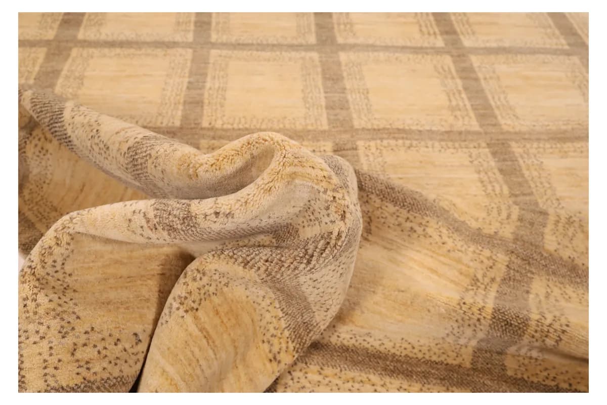 Gabbeh — Lori-Pars, 285 × 224 cm — detail | RUGSOCIETE