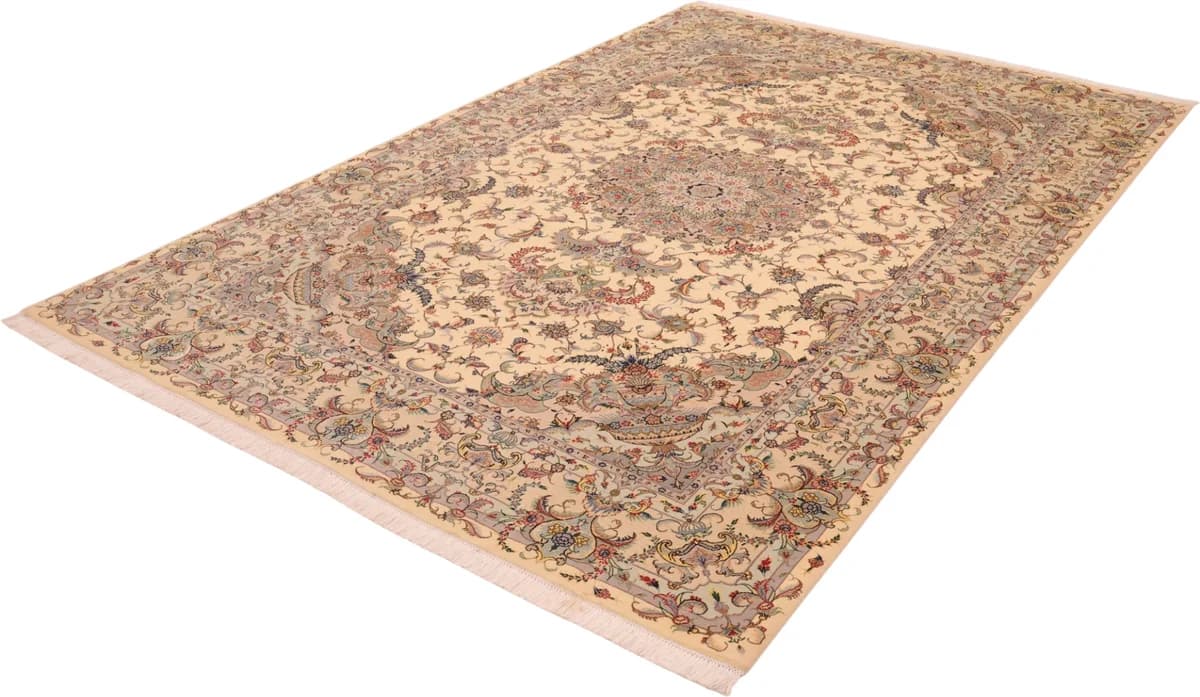 Tabriz rug — close-up of the weave and pile | RUGSOCIETE